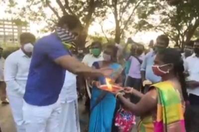 Sonu Sood Sends 200 Idli Vendors to Tamil Nadu, Gets Greeted With an Aarti