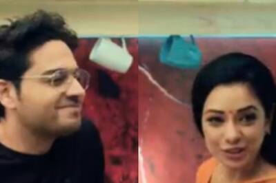 Gaurav Khanna Aka Anuj Kapadia Flirts With Rupali Ganguly's Anupamaa, Wins the Internet