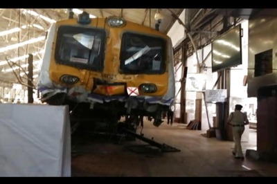 Mumbai local rams into dead end at Churchgate; 1 injured