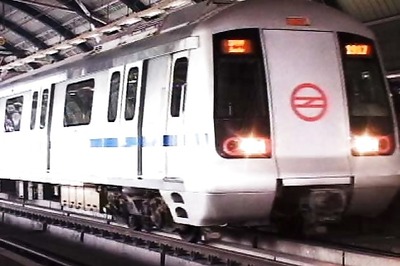 Metro commuters stranded on Dwarka-Noida route due to glitch