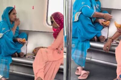 Watch: Two Women Eat Samosas On Delhi Metro, Throw Waste Under The Seat