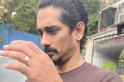 Siddharth Gets ANGRY With Paparazzi, Hides His Face and Tells Them 'Mujhe Nahi Accha Lagta' | Watch