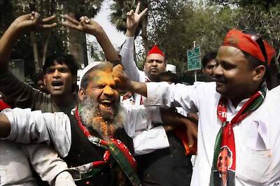 SP workers attack journalists in Jhansi