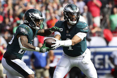 Brady Throws For 2 TDs, SB Champions Dominate Eagles 31-15