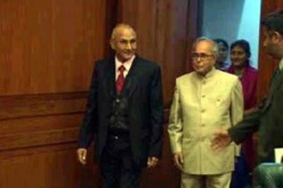 Pranab, Oli discuss Nepal peace talks