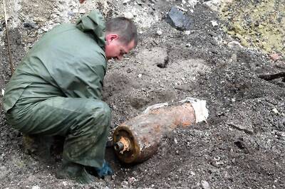 Germans Leave Home on Christmas Morning as WWII Bomb is Defused