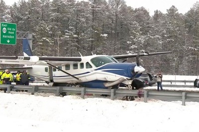 US Passenger Plane Makes Emergency Landing in Highway after Taking Off from Airport