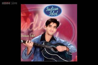 Fans bid teary-eyed goodbye to 'Indian Idol 2' winner Sandeep Acharya