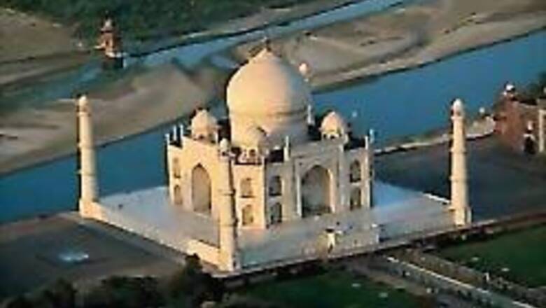 Bomb scare causes panic at Taj Mahal