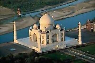 Bomb scare causes panic at Taj Mahal