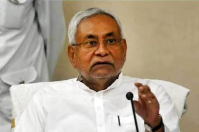 Nitish Sees off First Batch of Haj Pilgrims; Launches Indirect Attack on BJP