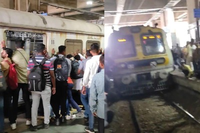 Navi Mumbai Commuters Push Local Train to Save Man Trapped Under Wheels, Video Goes Viral