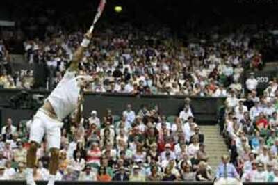 Federer makes happy return to favourite stage