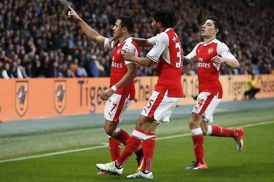 Arsenal Tame 10-man Hull; Slimani Double Takes Leicester to Easy Win
