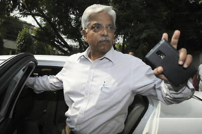 House row: AAP steps up attack; says top cop stopping FIR against brother