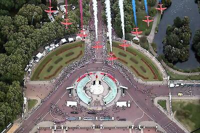 Thousands cheer Olympians on streets of London