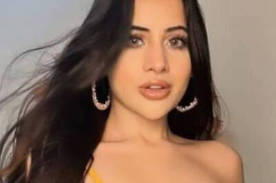 Uorfi Javed Goes Bold As She Covers Her Breast With Hand While Posing in Bralette; See Pics