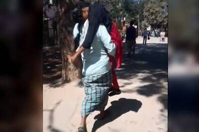 Bellary Man Carries Teen Daughter from One Hosp Ward to Another Due to 'Unavailability of Wheelchair'