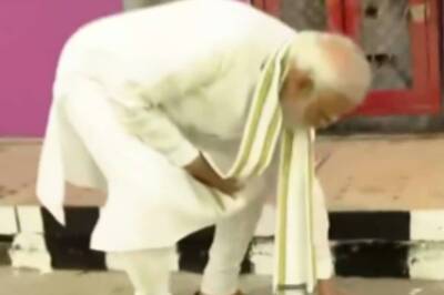 'Commitment to Cleanliness': PM Modi Picks Up Litter During Inspection of Pragati Maidan Tunnel