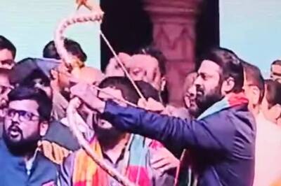 Dussehra 2022: Adipurush's Prabhas Performs Aarti Before Ravan Dahan In Delhi, Channels His Inner Ram