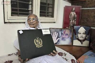 Snapshot: PM Narendra Modi's mother poses with the sari gifted to her by Pakistan PM Nawaz Sharif