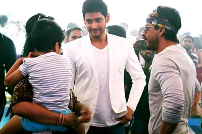 Photo of the day: Shah Rukh Khan meets Mahesh Babu on the sets of 'Brahmotsavam'
