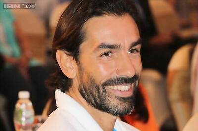 Interview: Robert Pires consulted Arsene Wenger before saying yes to ISL