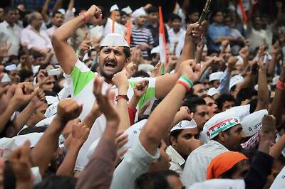Team Anna supporters protest outside BJP office