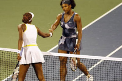 Venus knocks out Serena, enters Dubai final
