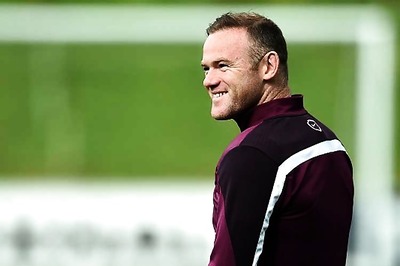 Manchester United captain Rooney returns to training after injury