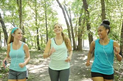 Can a Large Circle of Friends Help You Stay on Track With Your Fitness Goals?