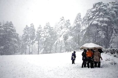 Heavy snow cuts off Kashmir from rest of the country