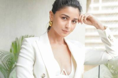Alia Bhatt Blushes As Fans Scream 'Congratulations' on Her Video Call With Farah Khan; Watch