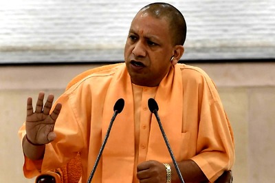 CM Yogi to Inaugurate Bhadohi Carpet Expo Mart, Akhilesh Attacks Govt for 'Re-Inaugurating' it Thrice