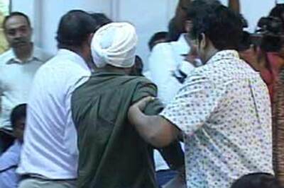 Akali Dal rewards shoe-thrower journo with Rs 2 lakh