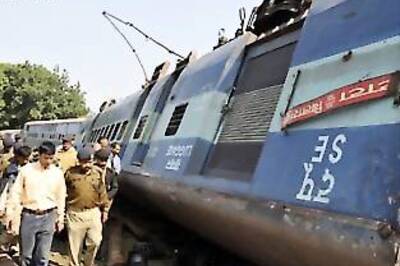 Naxals blow up rail tracks, school in Jharkhand