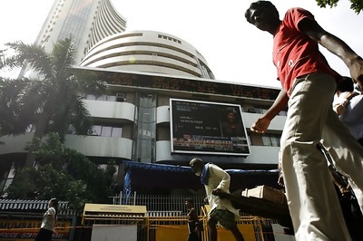 Sensex, Nifty end flat; F&O expiry eyed, banks lead gainers