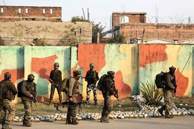 Five Soldiers Martyred as Operation to Flush Out Terrorists from Jammu's Sunjwan Army Base Enters Second Day