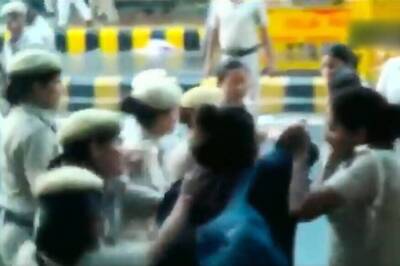 2 Delhi Police Constables Suspended for Manhandling Journalist at JNU Protest March