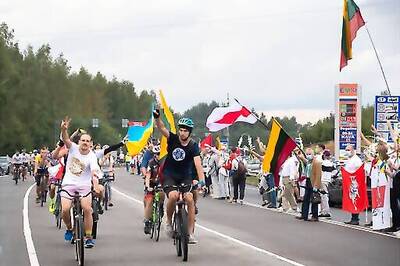 Lithuanians Form Human Chain To Back Democracy In Belarus