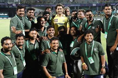 MS Dhoni Poses With Vizag Ground Staff After His Spectacular Cameo During DC vs CSK