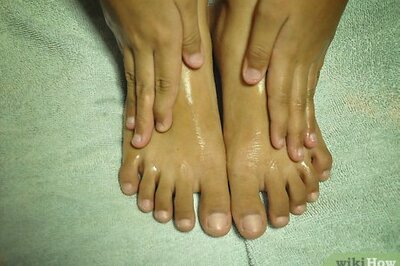 How to Use Olive Oil to Soften Feet