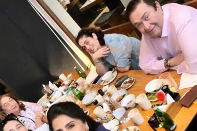 Karisma Kapoor Enjoys Family Lunch With Neetu Kapoor, Randhir Kapoor, Rima Jain; See Pics