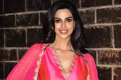 Meenakshi Chaudhary Is a Vintage Beauty In Latest Portrait Photos; Check Post