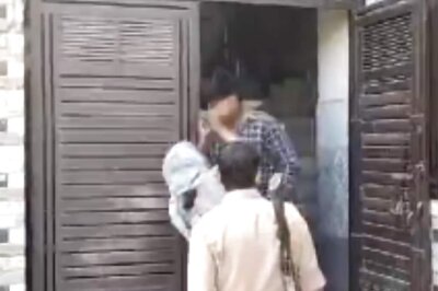 UP Woman Catches Husband Cheating On Her, Slaps Him In Front Of Police. Video Viral