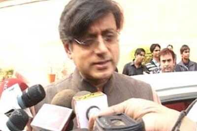 Tharoor tweets again, says he will speak to Krishna
