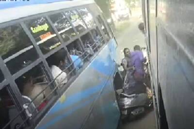 Trapped Between 2 Buses, Puducherry Couple on Scooter With Infant Make Narrow Escape; Video Viral