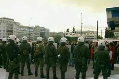 Youths wreck banks, businesses in Athens