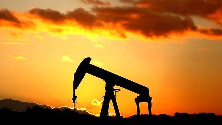 Oil Prices Fall Amid Record US Output, Stockpile Build