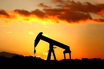 Oil Prices Fall Amid Record US Output, Stockpile Build